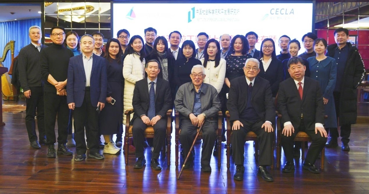 與會專家學(xué)者舉行合影。主辦方供圖