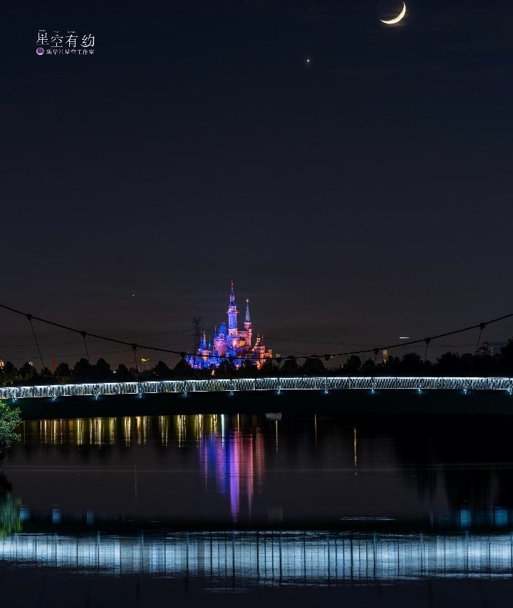 上海星空攝影愛好者陳悅華2023年5月23日在上海浦東拍攝的金星伴月。（本人供圖）