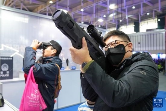 1月6日，觀眾在警營(yíng)開放周活動(dòng)現(xiàn)場(chǎng)體驗(yàn)警用激光炫目槍。