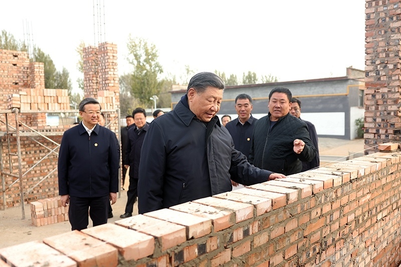 2023年11月10日，習(xí)近平總書(shū)記在河北保定涿州市刁窩鎮(zhèn)萬(wàn)全莊村房屋重建施工現(xiàn)場(chǎng)考察。