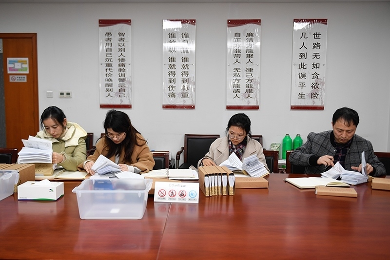 2020年1月8日，浙江寧波市北侖區(qū)紀(jì)委工作人員在檢查北侖區(qū)大數(shù)據(jù)發(fā)展管理中心2019年的公款消費(fèi)票據(jù)，查找是否存在違規(guī)問(wèn)題。