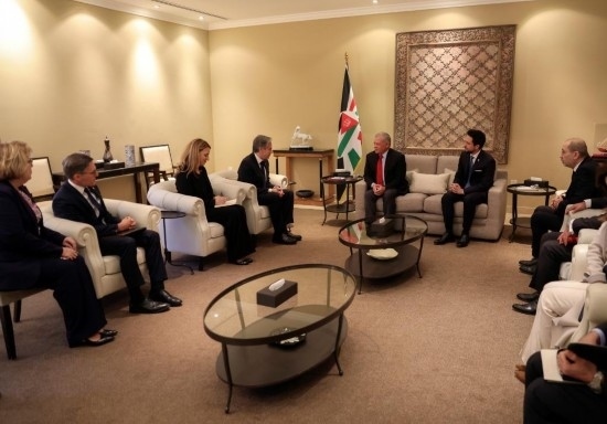 1月7日，約旦國(guó)王阿卜杜拉二世（中右）在安曼會(huì)見到訪的美國(guó)國(guó)務(wù)卿布林肯（中左）。新華社發(fā)（約旦王宮供圖）