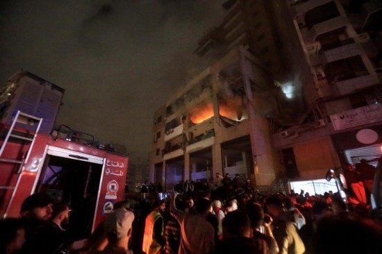 1月2日，人們聚集在黎巴嫩貝魯特南郊的以色列無人機襲擊現(xiàn)場。新華社發(fā)（比拉爾·賈維希攝）