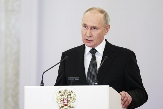 2023年12月8日，俄羅斯總統(tǒng)普京在莫斯科克里姆林宮出席“祖國(guó)英雄日”慶祝儀式。新華社/塔斯社