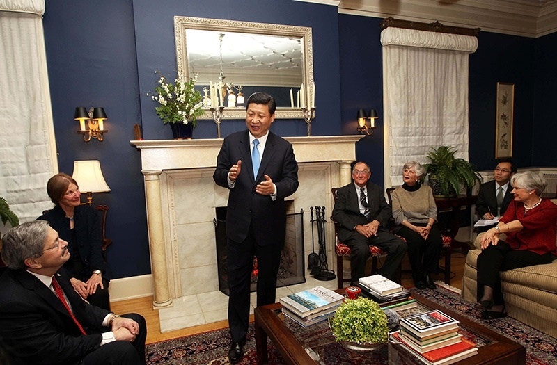 習(xí)近平2012年訪美時(shí)與老朋友敘舊場(chǎng)景。