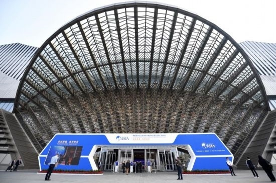 2023年10月30日，參會(huì)嘉賓步入長(zhǎng)沙國(guó)際會(huì)議中心。當(dāng)日，以“全球發(fā)展 共享安全”為主題的博鰲亞洲論壇全球經(jīng)濟(jì)發(fā)展與安全論壇第二屆大會(huì)在湖南長(zhǎng)沙開(kāi)幕。新華社記者 陳振海 攝