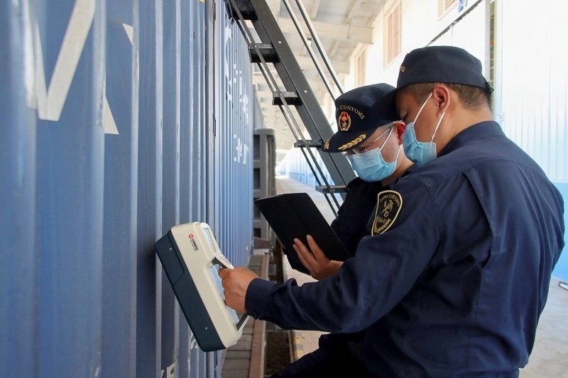 海關(guān)關(guān)員使用手持式輻射探測(cè)儀對(duì)中老鐵路入境貨物進(jìn)行檢測(cè)。張釋巍攝