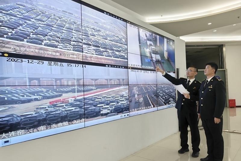 海關(guān)關(guān)員視頻巡查出口汽車(chē)場(chǎng)地。李進(jìn)攝