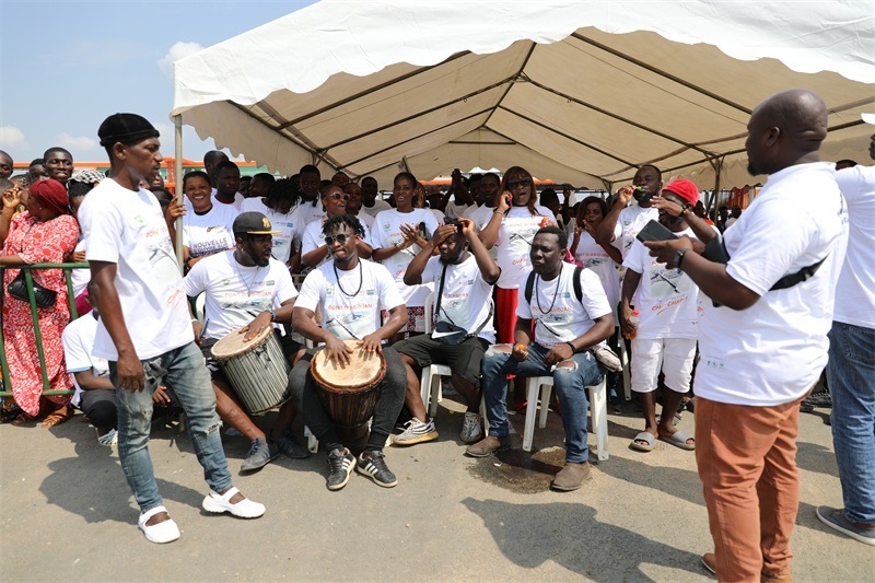 當(dāng)?shù)孛癖姂c祝通車。中建國(guó)際中西非公司供圖。