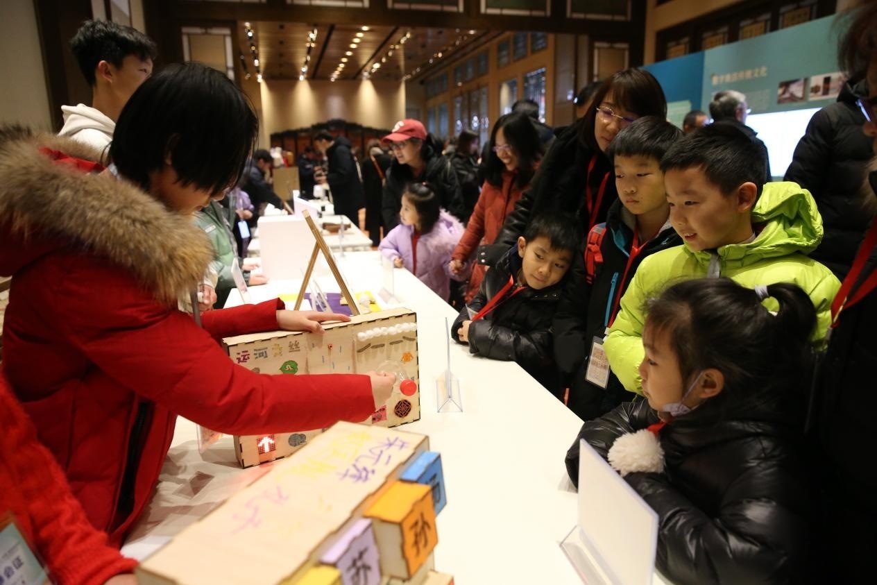 學(xué)生現(xiàn)場(chǎng)演示科創(chuàng)作品。主辦方供圖