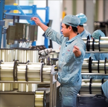 在位于武漢的長飛光纖光纜股份有限公司光纖生產(chǎn)車間內(nèi)，工作人員對(duì)光纖進(jìn)行檢測（資料圖片）。肖藝九攝/本刊