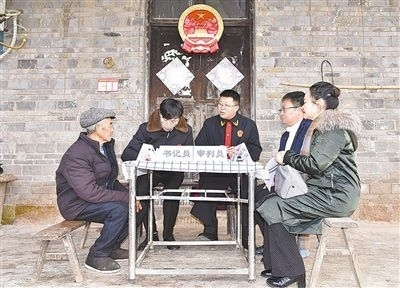  圖②：調(diào)解現(xiàn)場。