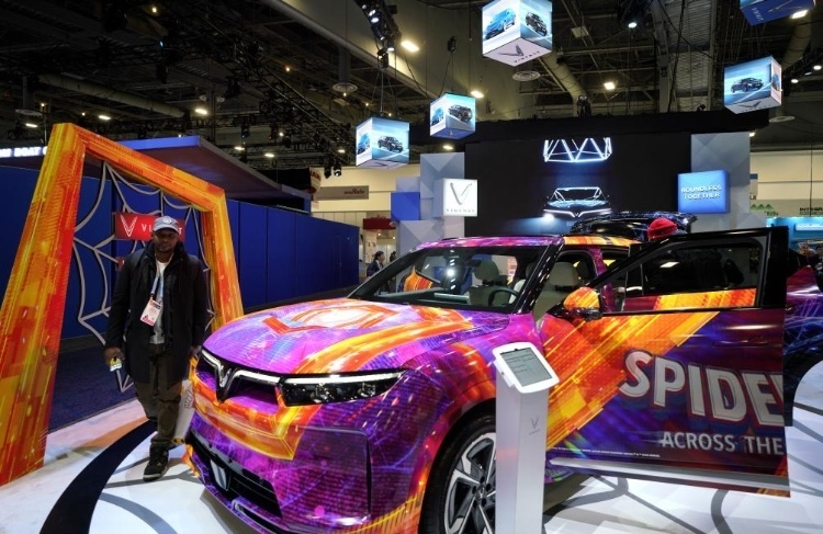 1月11日，人們?cè)诿绹?guó)拉斯維加斯消費(fèi)電子展越南電動(dòng)汽車制造商VinFast展臺(tái)參觀。新華社記者吳曉凌攝