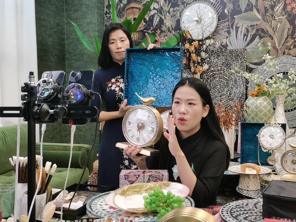 △在廣西防城港東興市一個電商直播間里，主播在進行活動推介。