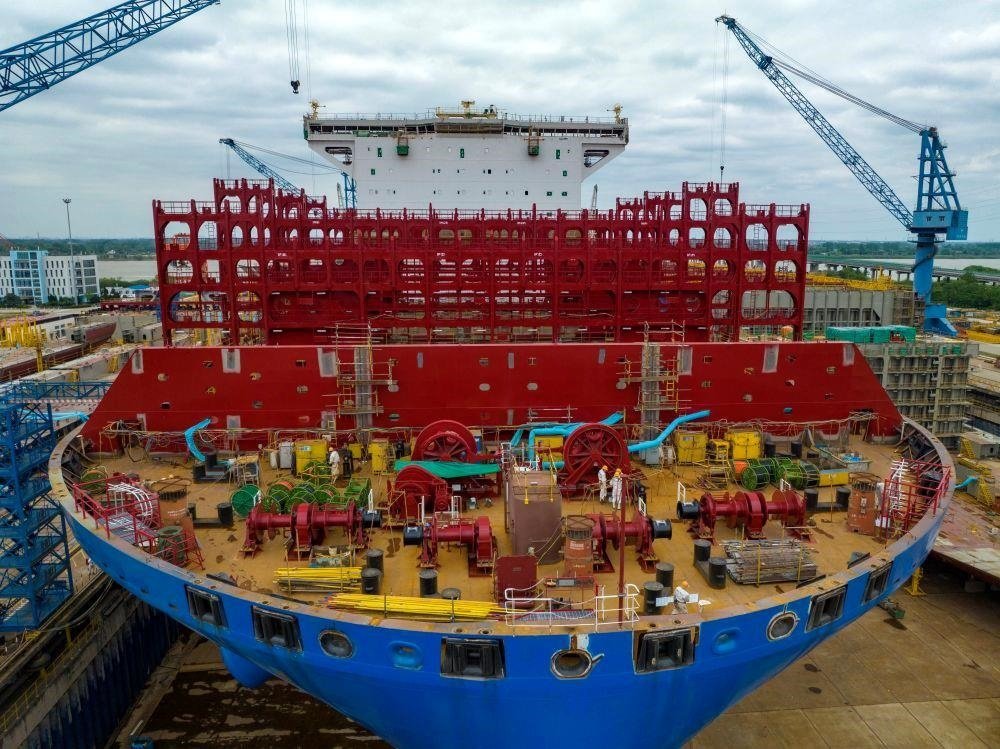 △2023年5月7日，江蘇揚州中遠海運重工有限公司工人在作業(yè)。