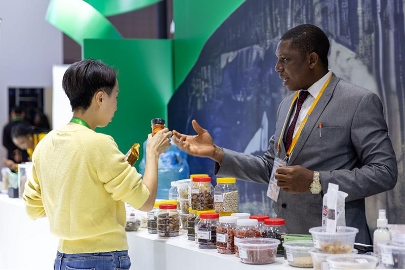 △2023年11月7日，在進博會國家館尼日利亞館，展商介紹尼日利亞產(chǎn)品。