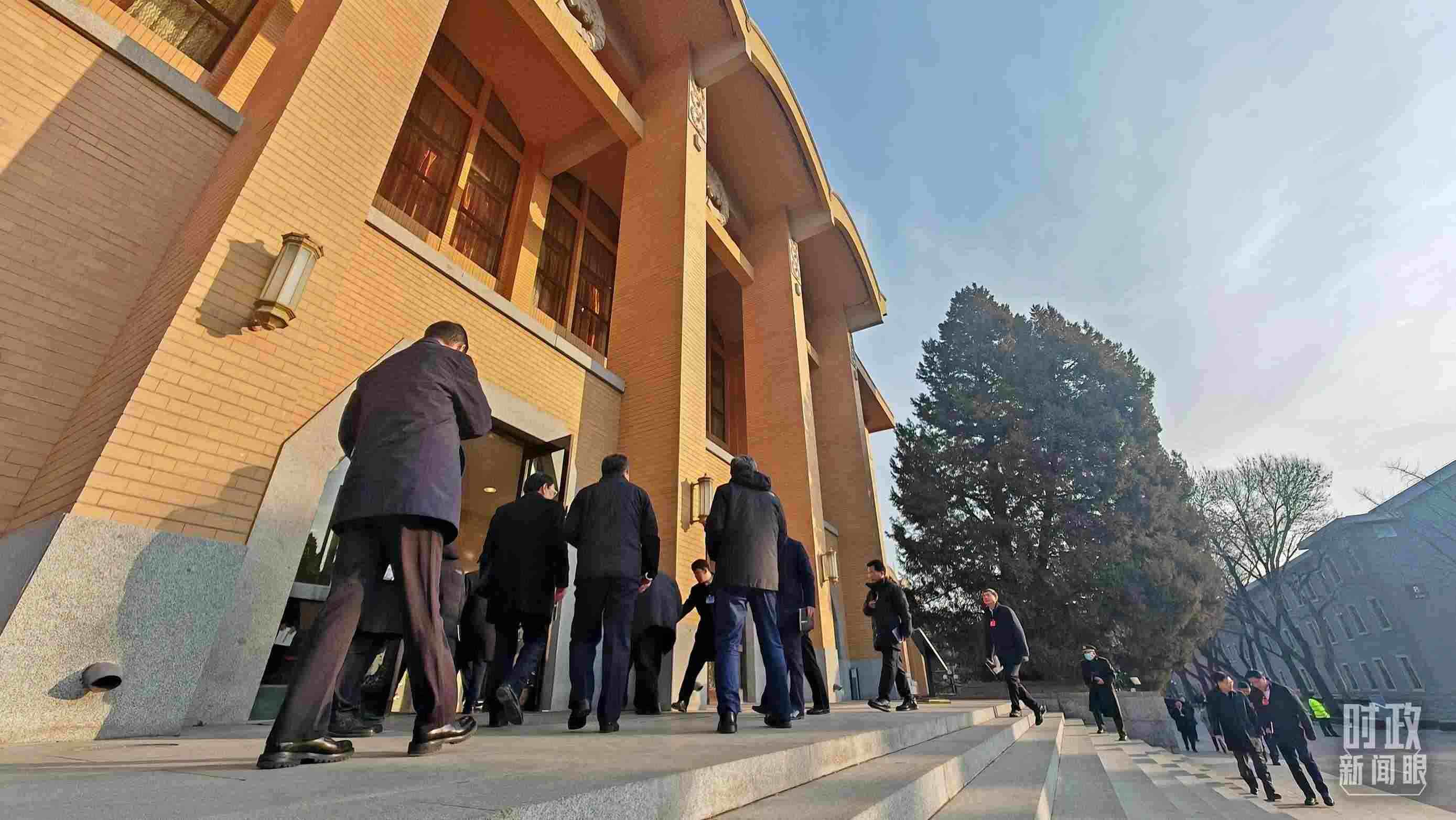 △省部級(jí)主要領(lǐng)導(dǎo)干部推動(dòng)金融高質(zhì)量發(fā)展專題研討班的學(xué)員們正在進(jìn)入會(huì)場(chǎng)。（總臺(tái)央視記者王策拍攝）