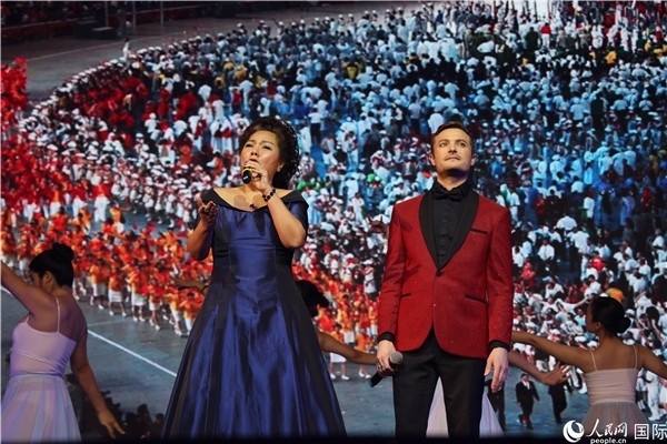 圖為中法藝術(shù)家聯(lián)袂演唱《我和你》。人民網(wǎng)記者 尚凱元攝