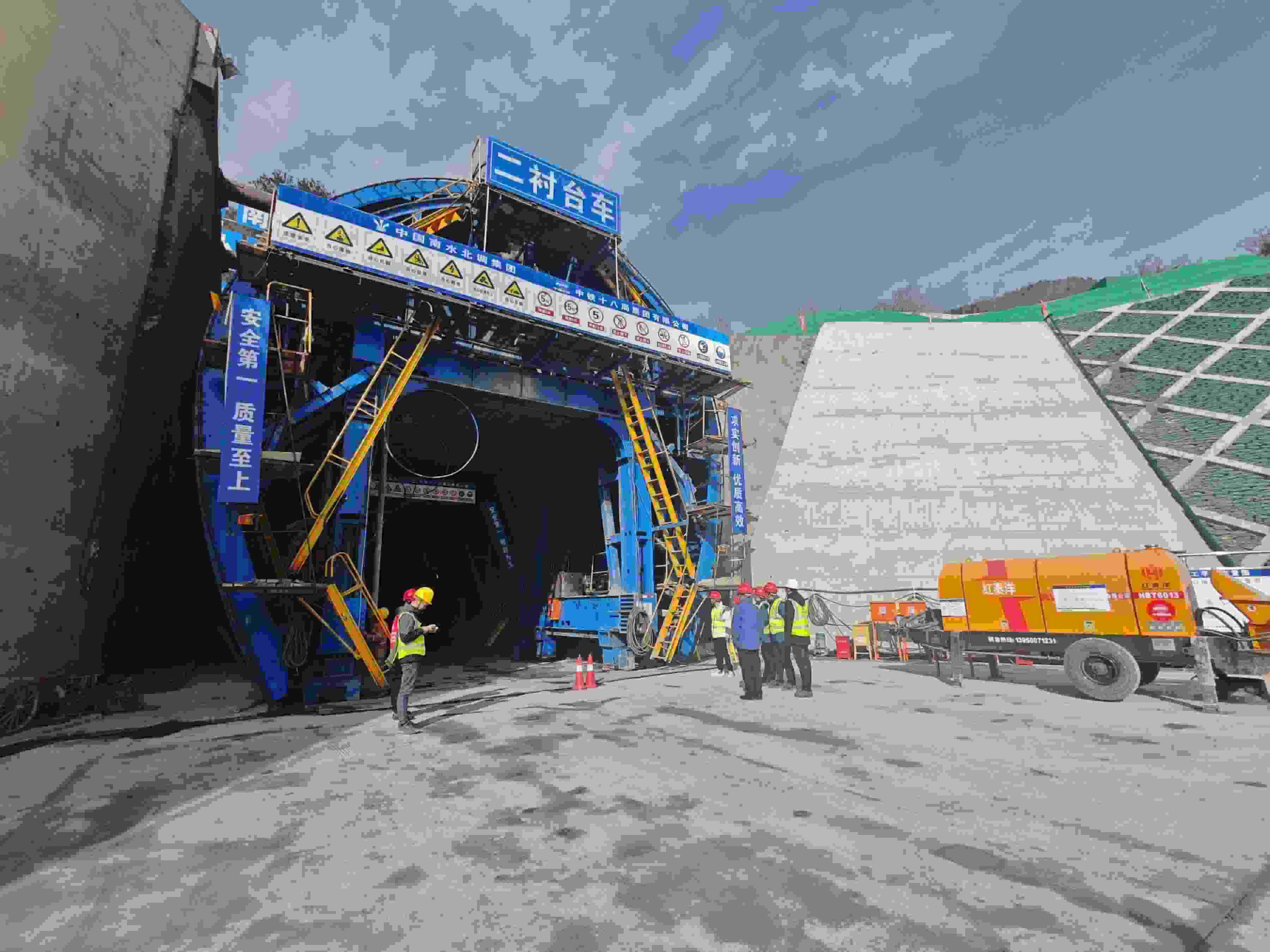 湖北省襄陽市?？悼h馬良鎮(zhèn)的引江補漢工程輸水隧洞8號平洞施工現(xiàn)場。受訪者供圖