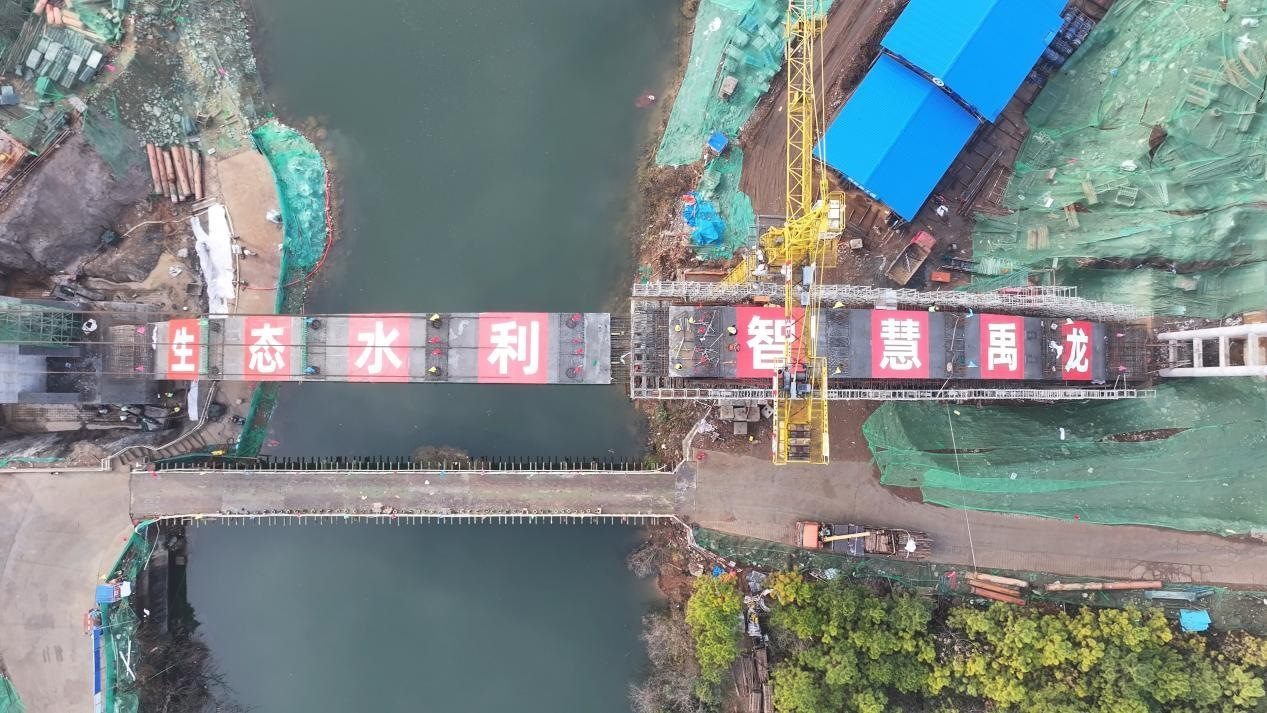 漳河灌區(qū)響水洞渡槽轉(zhuǎn)體合龍。受訪者供圖