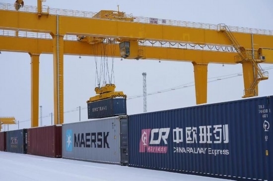 霍爾果斯口岸鐵路換裝場內(nèi)正在進行集裝箱換裝作業(yè)。（受訪單位供圖）