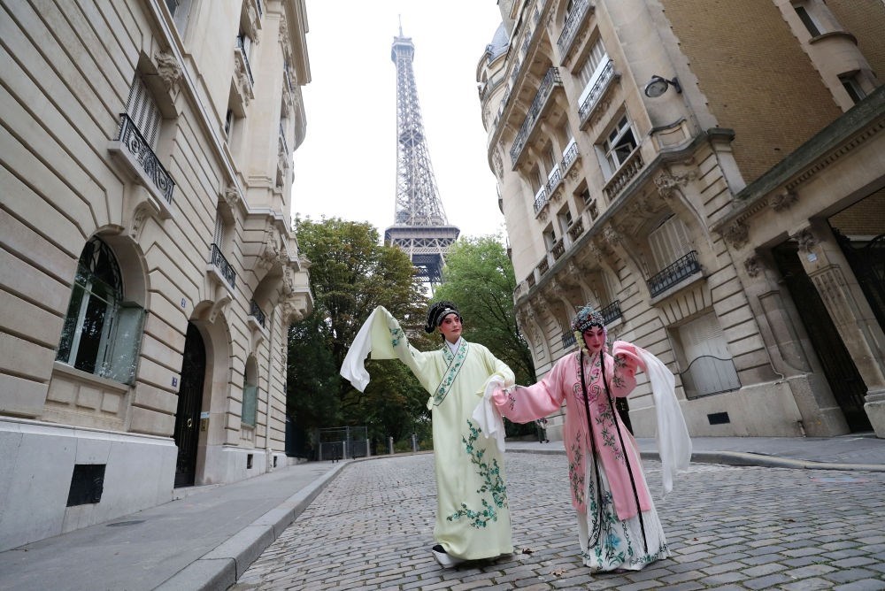 2023年9月13日，江蘇省演藝集團昆劇院院長施夏明（左）和江蘇省演藝集團昆劇院國家一級演員孔愛萍在法國巴黎埃菲爾鐵塔附近參加昆曲快閃。新華社記者 高靜 攝