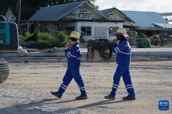 1月18日，工作人員在瑙魯艾沃港碼頭升級改造項目工地工作。新華社記者 王申 攝