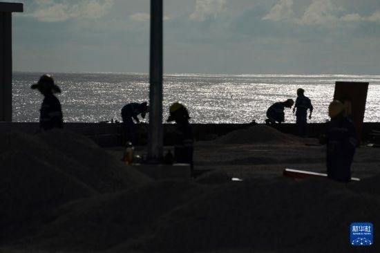 1月18日，工作人員在瑙魯艾沃港碼頭升級改造項目工地工作。新華社記者 王申 攝