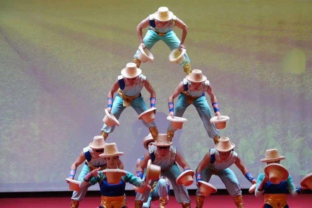 雜技表演“草帽歡歌” 。貝寧中國文化中心供圖