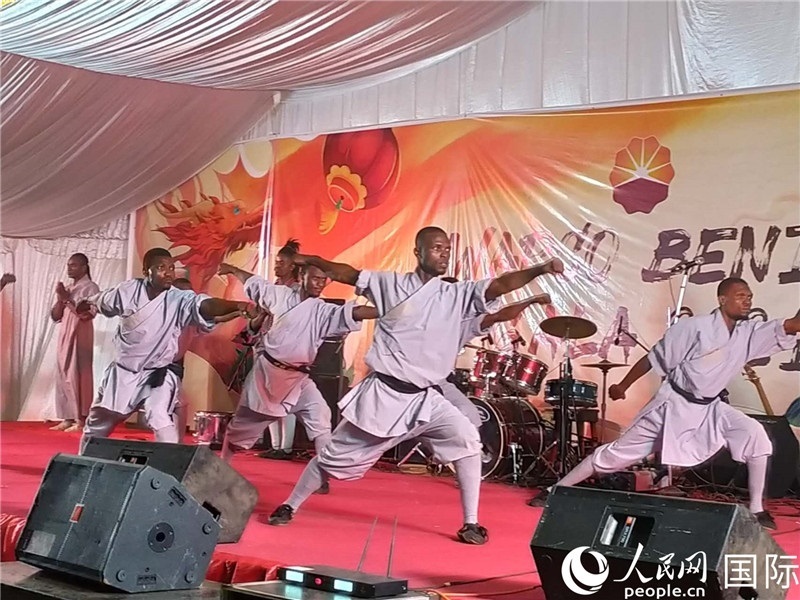 貝寧中國文化中心武術(shù)隊(duì)在進(jìn)行表演。人民網(wǎng)記者 黃培昭攝