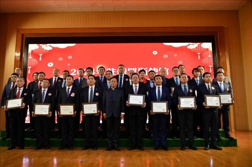 張漢暉為獲獎單位和個人頒發(fā)獎狀。駐俄羅斯使館供圖