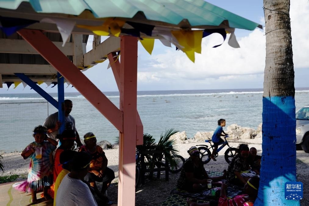 1月20日，當?shù)厝嗽阼斠惶幒┬蓍e娛樂。新華社記者 王申 攝