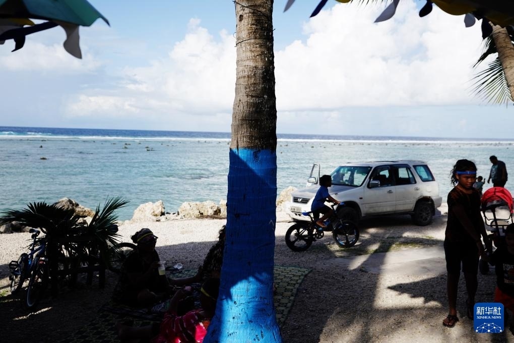 1月20日，當?shù)厝嗽阼斠惶幒┬蓍e娛樂。新華社記者 王申 攝