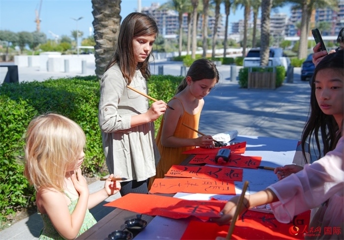 小朋友體驗書法創(chuàng)作。人民網(wǎng) 塔里克·易卜拉欣攝