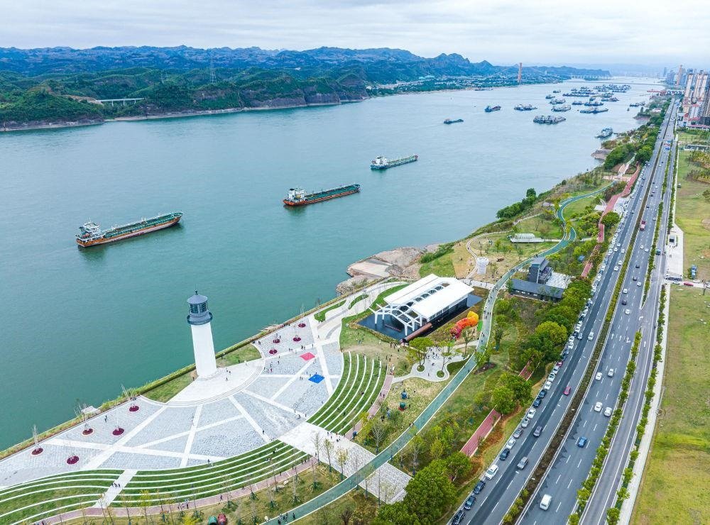 △湖北宜昌市濱江公園燈塔廣場。該廣場是在實施岸線復綠等綜合措施后，由老舊碼頭改造而成。