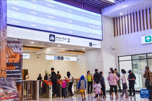 1月24日，在印度尼西亞雅加達(dá)哈利姆站候車大廳，乘客刷票前往站臺(tái)。新華社記者 徐欽 攝