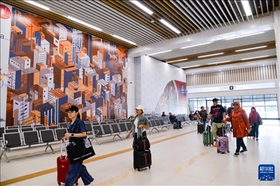 1月24日，在印度尼西亞雅加達(dá)哈利姆站，乘客在候車大廳內(nèi)行走。新華社記者 徐欽 攝