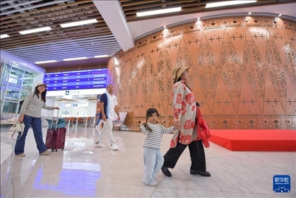 1月24日，在印度尼西亞雅加達(dá)哈利姆站，乘客在候車大廳內(nèi)行走。新華社記者 徐欽 攝