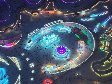 這是2023年12月27日在哈爾濱冰雪大世界拍攝的以巴黎圣母院和北京天壇為核心的冰建景觀群。