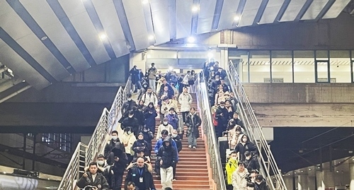 2024年鐵路春運(yùn)今日啟動(dòng)，旅客進(jìn)入站臺(tái)準(zhǔn)備乘車。人民網(wǎng)記者 喬雪峰攝