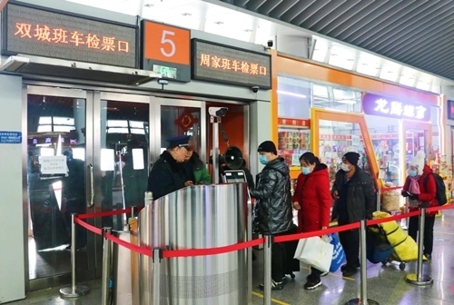 哈西公路客運(yùn)站內(nèi)旅客檢票排隊(duì)上車。黑龍江省交通運(yùn)輸廳供圖