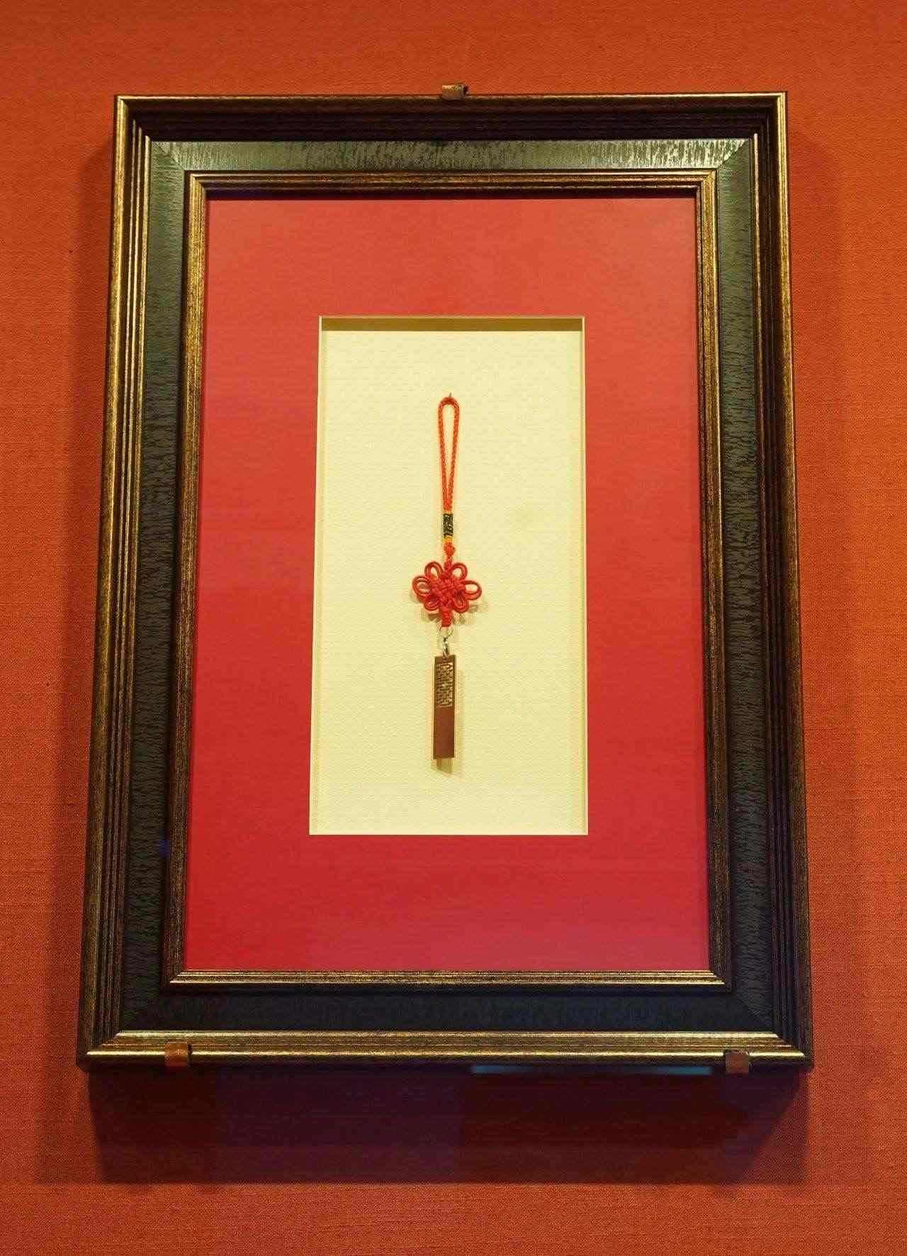 2017年5月，時(shí)任肯尼亞總統(tǒng)烏胡魯·肯雅塔贈(zèng)送習(xí)近平主席的蒙內(nèi)鐵路紀(jì)念U盤(pán)。