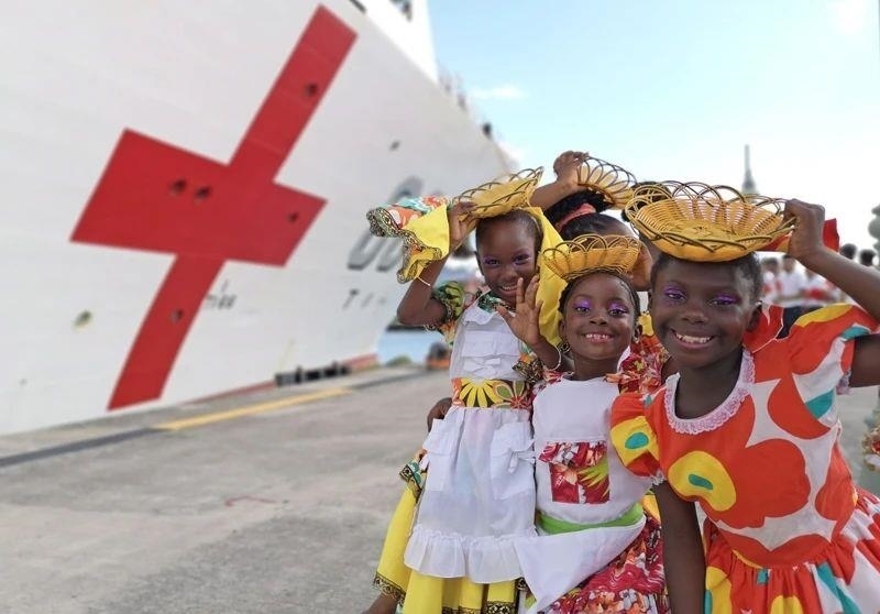 2018年10月，在安提瓜和巴布達(dá)首都圣約翰，當(dāng)?shù)匦∨笥焉泶﹤鹘y(tǒng)服裝歡迎中國(guó)海軍“和平方舟”醫(yī)院船首次到訪。