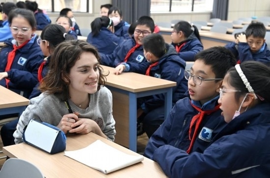  2023年12月18日，在西安新城區(qū)后宰門(mén)小學(xué)進(jìn)行的中法校園文化周法語(yǔ)語(yǔ)言沙龍上，西安法語(yǔ)聯(lián)盟的老師與學(xué)生進(jìn)行互動(dòng)。新華社記者 劉瀟 攝