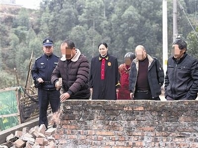  圖③：庭審結(jié)束后，在法官的見證下，陳某在院壩邊重新開鑿一條通道。