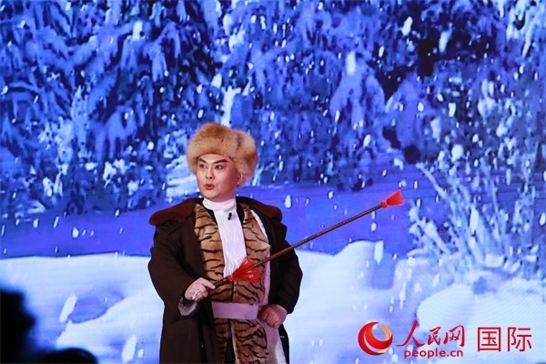 現(xiàn)代京劇《智取威虎山》選段《打虎上山》。人民網(wǎng) 許可攝