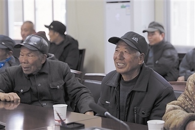  圖③：農(nóng)民工臉上洋溢著笑容。