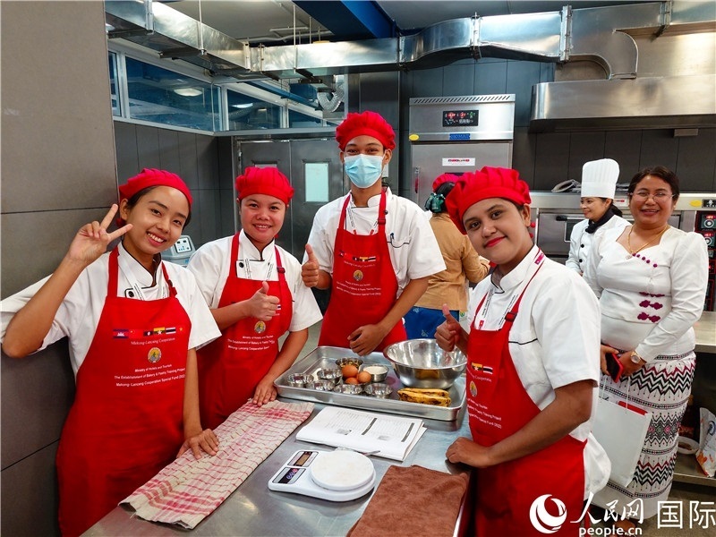 學(xué)員進(jìn)行實(shí)操練習(xí)。人民網(wǎng)記者 謝佳君攝