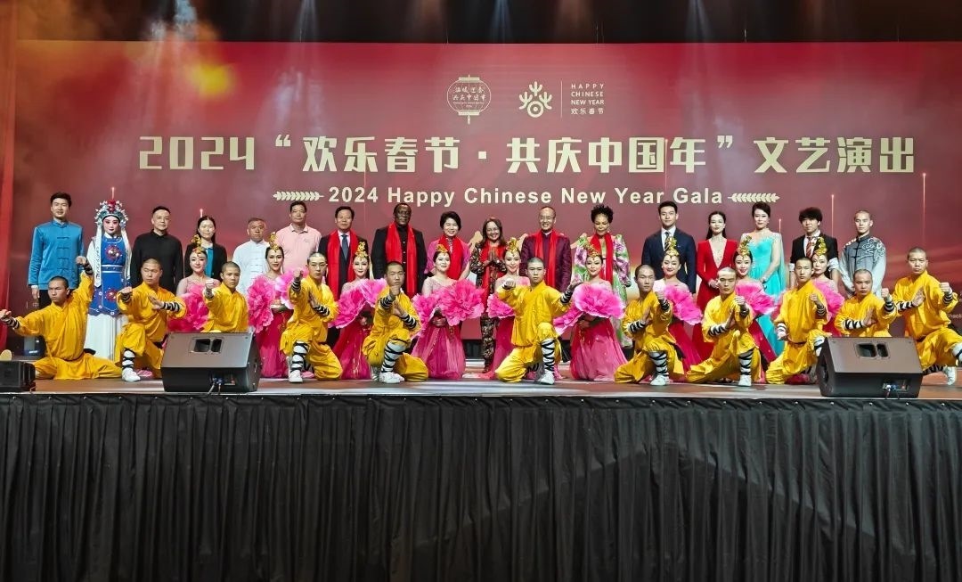 全體嘉賓和演員合影。中國駐南非大使館供圖