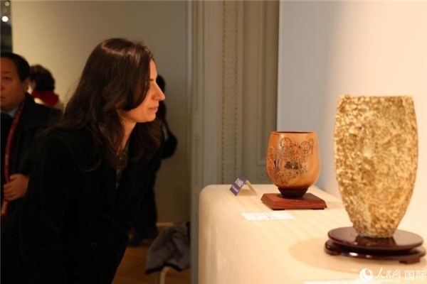 嘉賓和公眾參觀“絲路瓷行”——中國景德鎮(zhèn)陶瓷文化特展。人民網(wǎng)記者 尚凱元攝